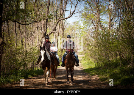 Trail riders club facendo un passo per la carità in un parco. Foto Stock