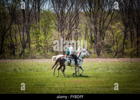 Trail riders club facendo un passo per la carità in un parco. Foto Stock