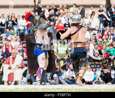 Re-enactors in costume celebrare la 2769th anniversario della fondazione di Roma il 21 aprile del 753 A.C. Foto Stock