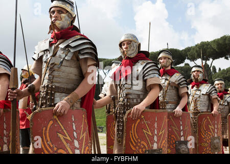 Re-enactors in costume celebrare la 2769th anniversario della fondazione di Roma il 21 aprile del 753 A.C. Foto Stock