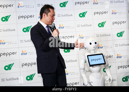 Tokyo, Giappone. Xxv Aprile, 2016. Eikei Suzuki Governatore della Prefettura di Mie parla di suo nuovo personale, SoftBank il robot umanoide Pepe il 25 aprile 2016, Tokyo, Giappone. Una versione speciale di pepe doppiato il pepe Omotenashi funzionerà come una testa di temporanea del PR durante il G7 Giappone 2016 Ise-Shima Vertice e che è stato programmato per interagire con il giapponese e media esteri che fornisce informazioni circa la prefettura durante il successivo gruppo di sette sale riunioni. Credito: Aflo Co. Ltd./Alamy Live News Foto Stock