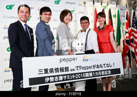 Tokyo, Giappone. Xxv Aprile, 2016. (L a R) Eikei Suzuki Governatore della Prefettura di Mie, comici Ryota Yamasato, Shizuyo Yamazaki, Chan Kawai e il giocatore di badminton Ogura Kumiko si pongono per le telecamere durante un evento promozionale per il nuovo personale della Prefettura di Mie, SoftBank il robot umanoide Pepe il 25 aprile 2016, Tokyo, Giappone. Credito: Aflo Co. Ltd./Alamy Live News Foto Stock