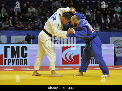 Kazan, Federazione russa. 23 apr, 2016. Ceco judoka Lukas Krpalek, sinistro perso la battaglia con Grigori Minaskin di Estonia durante il European Judo Championships di Kazan, la Russia, il 23 aprile 2016. © David Svab/CTK foto/Alamy Live News Foto Stock