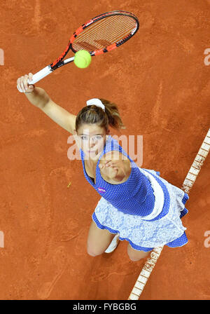 Stuttgart, Germania. Xix Apr, 2016. Camila Giorgi dell Italia in azione nel match di primo turno contro Beck della Germania durante il WTA Torneo di tennis a Stoccarda, Germania, 19 aprile 2016. Foto: MARIJAN MURAT/dpa/Alamy Live News Foto Stock