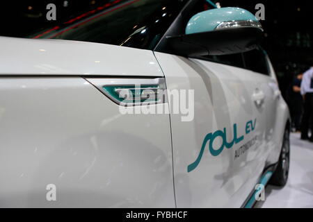 Pechino, Cina. Lunedì, 25 aprile 2016. Pechino 2016 Salone Internazionale dell'auto. Credito: Shui Ta Shan/Alamy Live News Foto Stock