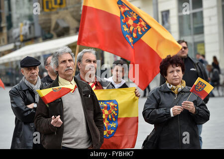 Brno, Repubblica Ceca. 23 apr, 2016. Manifestazione contro il piano di utilizzare i nomi Cechia o Bohemia per la Repubblica ceca a Brno, in Repubblica ceca, 23 aprile 2016. © Vaclav Salek/CTK foto/Alamy Live News Foto Stock