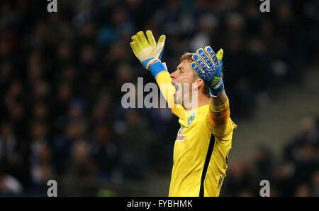 Amburgo, Germania. 22 apr, 2016. Brema il portiere Felix Wiedwald reagisce durante la Bundesliga tedesca partita di calcio tra Amburgo e SV Werder Bremen a Volksparkstadion ad Amburgo, Germania, 22 aprile 2016. Foto: CHRISTIAN CHARISIUS/dpa/Alamy Live News Foto Stock