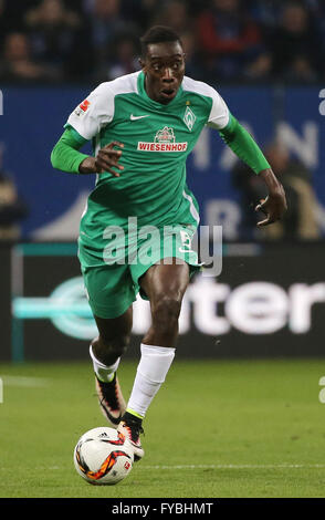 Amburgo, Germania. 22 apr, 2016. Brema Yatabare Sambou in azione durante la Bundesliga tedesca partita di calcio tra Amburgo e SV Werder Bremen a Volksparkstadion ad Amburgo, Germania, 22 aprile 2016. Foto: CHRISTIAN CHARISIUS/dpa/Alamy Live News Foto Stock