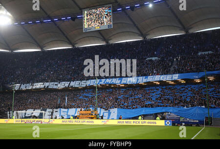 Amburgo, Germania. 22 apr, 2016. I sostenitori di Amburgo il tifo per la loro squadra prima della Bundesliga tedesca partita di calcio tra Amburgo e SV Werder Bremen a Volksparkstadion ad Amburgo, Germania, 22 aprile 2016. Foto: CHRISTIAN CHARISIUS/dpa/Alamy Live News Foto Stock