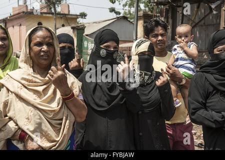 Kolkata, India. Xxv Aprile, 2016. Gli elettori indiani votazione mostra segni di colata al di fuori di un stand per sondaggi in quella di Howrah città di stato del Bengala Occidentale, India, 25 aprile 2016. Ci sono sei fasi di polling per le elezioni locali nel Bengala occidentale che ha iniziato da aprile 4. Credito: Tumpa Mondal/Xinhua/Alamy Live News Foto Stock