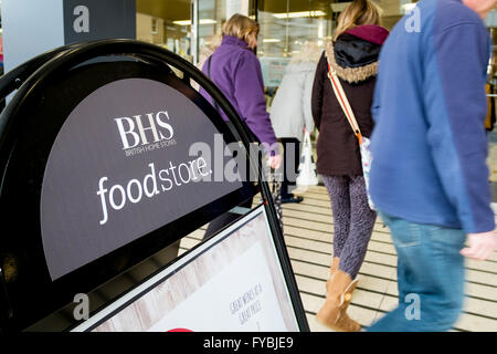 Norwich, Regno Unito. Xxv Aprile, 2016. BHS British Home negozi, Norwich, Norfolk High Street rivenditore britannico di casa negozi (BHS) ha depositato per la somministrazione, mettendo 164 negozi e quasi 11.000 posti di lavoro a rischio. Gli amministratori Duff & Phelps ora cerco di trovare un acquirente per tutti o parte dei 88 anni di attività, ma nel frattempo BHS continuerà al commercio. Credito: Jason Bye/Alamy Live News Foto Stock