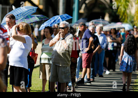 Curitiba, Brasile. Xxv Aprile, 2016. Gli anziani in attesa in linea sul primo giorno della vaccinazione contro il virus dell'influenza H1N1) a Curitiba. La nazionale della campagna di vaccinazione è rivolta ad una popolazione stimata di 320.000 persone, compresi bambini tra i sei mesi e al di sotto dei cinque anni, anziani oltre 60, le donne in stato di gravidanza e indigena. L obiettivo è quello di vaccinare il 80% del pubblico, 260.000 persone a Curitiba. Foto: Rodolfo Buhrer / La foto / FotoArena/Alamy Live News Foto Stock