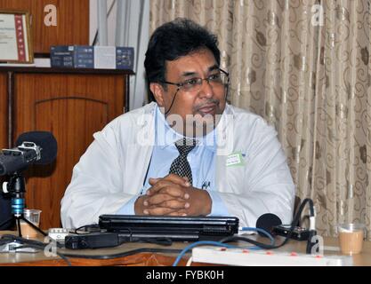 Kathmandu, Nepal. 06 apr, 2016. Chirurgo Pradeep Vaidya Tribhuvan di insegnamento universitario ospedale di Kathmandu, Nepal, Aprile 6, 2016 dopo un anno dal terremoto. Un anno fa, Nepal rumbled con una massiccia 7.8 terremoto di magnitudine che hanno sconvolto la vita quotidiana attraverso la povera nazione himalayana. © Tereza Supova/CTK foto/Alamy Live News Foto Stock