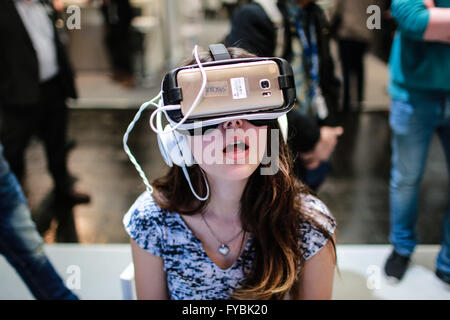 Hannover, Germania. Xxv Aprile, 2016. Una ragazza cerca la realtà virtuale bicchieri al Infosys dello stand del 2016 Hannover fiera commerciale di Hannover, Germania, il 25 aprile 2016. Più di 5.200 espositori da oltre 70 paesi e regioni hanno partecipato alla fiera. Credito: Zhang ventola/Xinhua/Alamy Live News Foto Stock