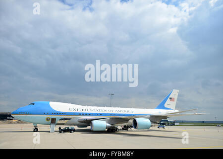 Hannover, Germania. Xxv Aprile, 2016. Air Force One, l'aereo del Presidente degli Stati Uniti in piedi presso l'aeroporto di Hannover, Germania, 25 aprile 2016. Il Presidente degli Stati Uniti Obama ha concluso la sua visita di due giorni in Germania. Foto: Hauke-CHRISTIAN DITTRICH/dpa/Alamy Live News Foto Stock