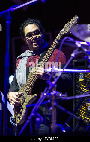 Torino, Italia. 24 apr, 2016. Il bassista cubano Armando Gola in concerto a Torino Jazz Festival. © Marco Destefanis/Pacific Press/Alamy Live News Foto Stock