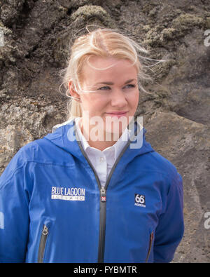 Penisola di Reykjanes, Southwest Islanda Islanda. 5 Ago, 2015. Una giovane femmina islandese tour guida alla Laguna Blu spa geotermica, situato in un campo di lava in GrindavÃ-k sulla penisola di Reykjanes, southwestern Islanda. Una destinazione preferita dai turisti, è una delle attrazioni più visitate in Islanda in cui il turismo è diventato un settore in crescita dell'economia. © Arnold Drapkin/ZUMA filo/Alamy Live News Foto Stock