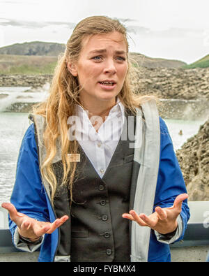 Penisola di Reykjanes, Southwest Islanda Islanda. 5 Ago, 2015. Un giovane islandese .femmina guida tour alla Laguna Blu spa geotermica, situato in un campo di lava in GrindavÃ-k sulla penisola di Reykjanes, southwestern Islanda. Una destinazione preferita dai turisti, è una delle attrazioni più visitate in Islanda in cui il turismo è diventato un settore in crescita dell'economia. © Arnold Drapkin/ZUMA filo/Alamy Live News Foto Stock