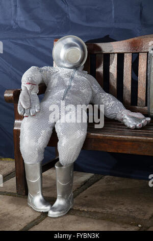 Abito da spacemen in luex argento reclinabile a Wray, Lancashire. Wray's Annual Scarecrow Festival. Le creazioni strane, stravaganti e meravigliose di scaredoni per la tuta spaziale al villaggio di Wray ospitano un'esposizione di scaredri da inserire in un soggetto del curriculum scolastico, con creazioni che si trovano sui giardini del villaggio. Foto Stock