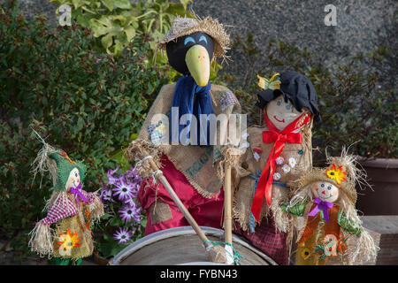 Un gruppo di famiglia di bambole di paglia, & figure a Wray annuali di Spaventapasseri Festival. Gli abitanti del villaggio di Wray sono nuovamente di aver creato alcuni strani e bizzarri e meravigliosi spaventapasseri le creazioni di sorprendere e deliziare i visitatori. Annualmente Wray village ospita un display di scarecrows per adattarsi a un soggetto sul curriculum scolastico, con creazioni schioccando in su giardini di villaggio, che spuntavano di windows e si appollaia su balconi. The scarecrow Festival, istituito nel 1995, si svolge durante la settimana che precede il giorno di maggio quando c'è una fiera e un weekend sfilata dei giganti. Foto Stock