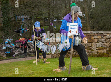 Wray, Lancashire, Regno Unito XXV Aprile, 2016. Esploratori a Wray annuali di Spaventapasseri Festival. Gli abitanti del villaggio di Wray sono nuovamente di aver creato alcuni strani e bizzarri e meravigliosi spaventapasseri creazioni per deliziare i visitatori. Annualmente Wray village ospita un display di scarecrows per adattarsi a un soggetto sul curriculum scolastico, con creazioni schioccando in su giardini di villaggio, che spuntavano di windows e si appollaia su balconi. The scarecrow Festival, istituito nel 1995, si svolge durante la settimana che precede il giorno di maggio. Foto Stock