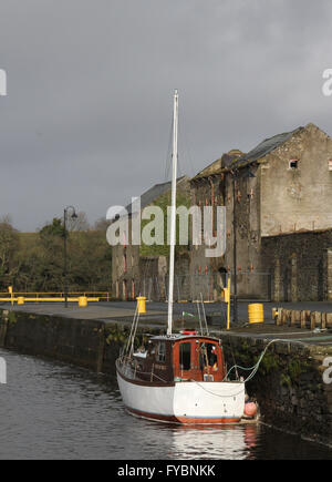 Il vecchio edificio del negozio sulla banchina a Ramelton County Donegal. La barca sul fiume Lennon è il 'Mist di Malin'. Foto Stock