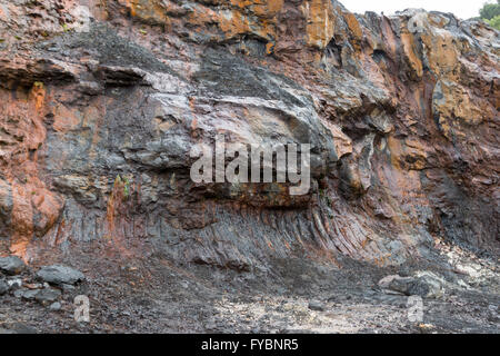 Affioramento di olio rocce del cuscinetto in una vecchia cava in provincia di Napo, Ecuador. Foto Stock