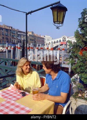 Coppia al ristorante da Grand Canal, Venezia, Provincia di Venezia, regione Veneto, Italia Foto Stock