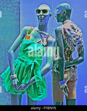 Mannequins starring fuori dalla finestra display con abiti estivi. Foto Stock