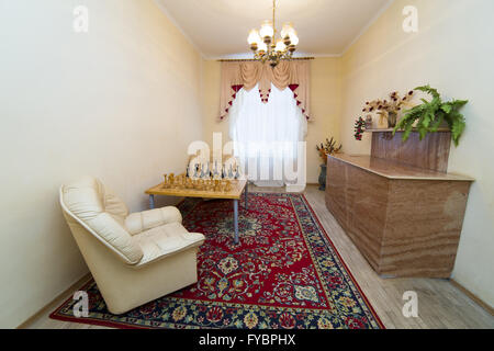 Hotel hall con reception di scacchi e tappeti orientali Foto Stock