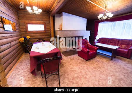 Cottage di legno appartamento con camino Foto Stock