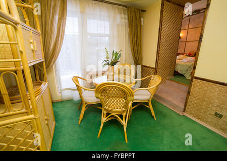 Hotel Appartamenti interni con arredi di rattan in stile orientale Foto Stock