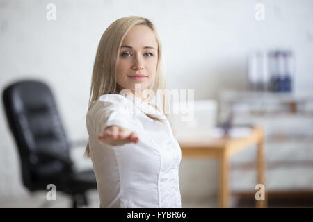 Business e stile di vita sano concetto. Ritratto di giovane donna di office in piedi di yoga posa al posto di lavoro. Happy business lady Foto Stock