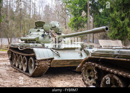 Combattimento sovietici serbatoio T55 a massa trainig nella foresta Foto Stock