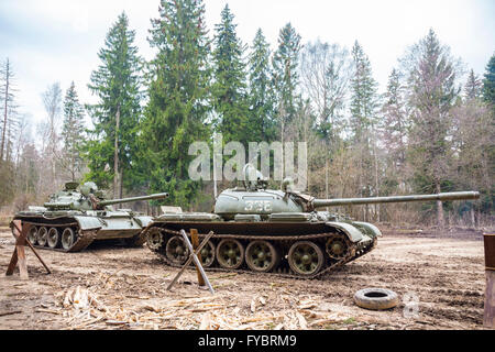 Combattimento sovietici serbatoio T55 a massa trainig nella foresta Foto Stock