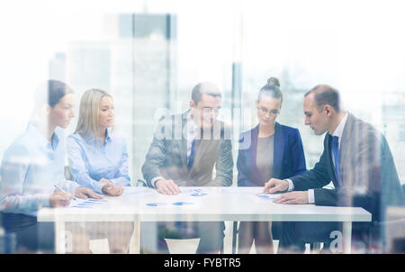 Il team di business con i documenti di discussione Foto Stock