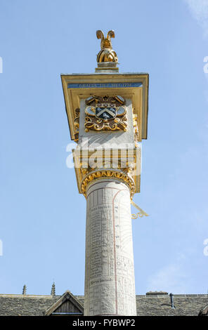 Statua di un pellicano (simbolo del sacrificio di sé e quindi di Gesù Cristo) in cima alla colonna del calendario presso il Corpus Christi College. Foto Stock