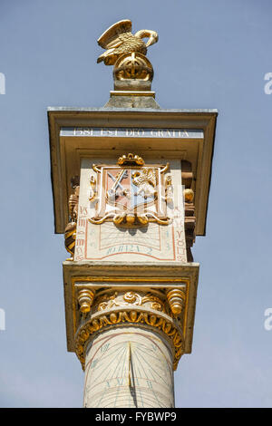 Statua di un pellicano (simbolo del sacrificio di sé e quindi di Gesù Cristo) in cima alla colonna del calendario presso il Corpus Christi College. Foto Stock