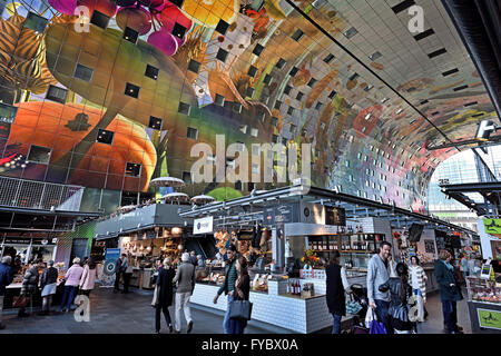 Interni colorati del mercato di Rotterdam (mercato di Rotterdam) presso la piazza Blaak olandese Paesi Bassi Foto Stock