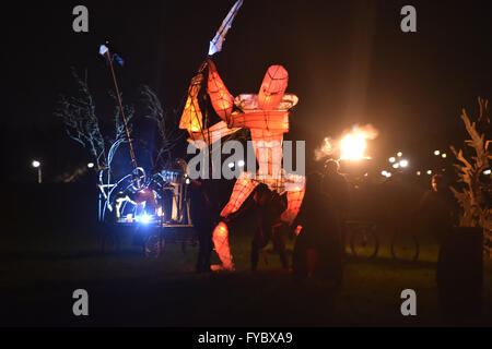 Festa del Fuoco Campbell Park Milton Keynes Paraffinalia soldato arancione marche e attacchi Foto Stock