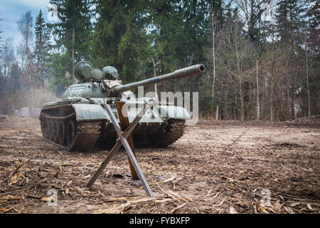 Combattimento sovietici serbatoio T55 a massa trainig nella foresta Foto Stock