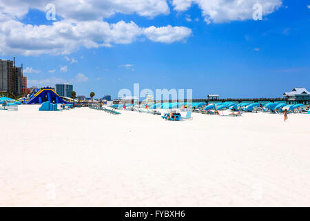 Ombrelli blu, cabanas e persone in Clearwater Beach Florida, hanno votato la spiaggia numero uno in America Foto Stock