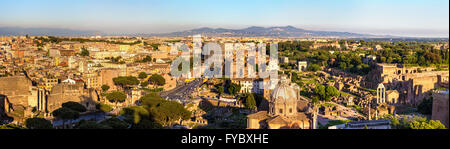 Vista del Forum Romanum con Colosseo Foto Stock