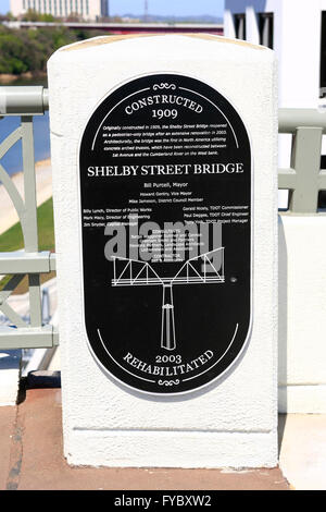 Storia lapide sulla Shelby Street Bridge, chiamato anche John Seigenthaler ponte pedonale a Nashville TN Foto Stock