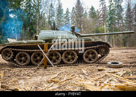 Combattimento sovietici serbatoio T55 a massa trainig nella foresta Foto Stock