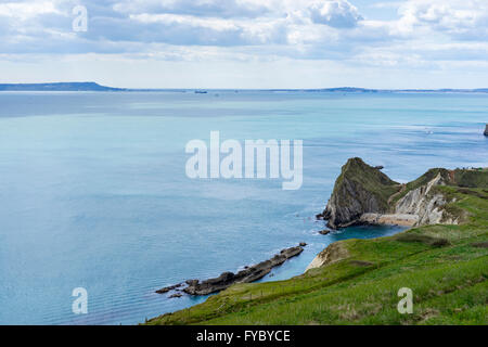 Vista sul mare da sopra l'UOMO O'guerra Beach, a St Oswalds Bay,su la costa del Dorset, Regno Unito Foto Stock