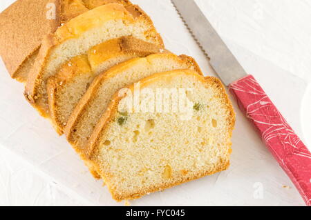 In casa la frutta le fette di pane su una scheda Foto Stock