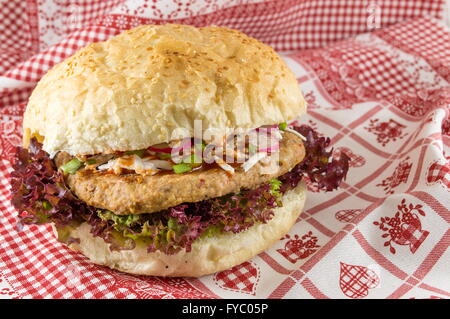 Grande burger panino con insalata Foto Stock
