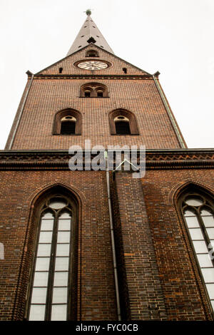 La torre e la guglia della chiesa di San Pietro in Hamburg / Hauptkirche Sankt Petri Foto Stock