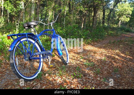 In stile classico American Cruiser bike parcheggiata su un vicolo del paese, Aprile 2016 Foto Stock